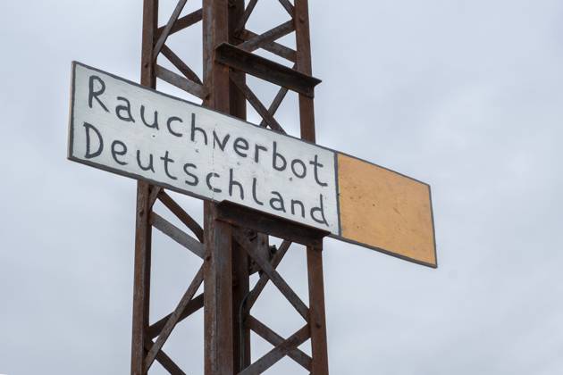 Schild in Form einer Zigarette mit der Aufschrift Rauchverbot Deutschland
