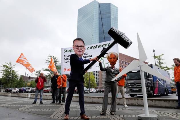 Bilder des Jahres 2023, News 07 Juli News Themen der Woche KW30 News Bilder des Tages 27.07.2023, Frankfurt, DEU Unter dem Motto Stoppt den Zinshammer, Investitionen fuer Soziales und Klima nicht plattmachen ! protestieren Mitglieder von Attac gegen die Zinspolitik der Europaeischen Zentralbank, EZB.