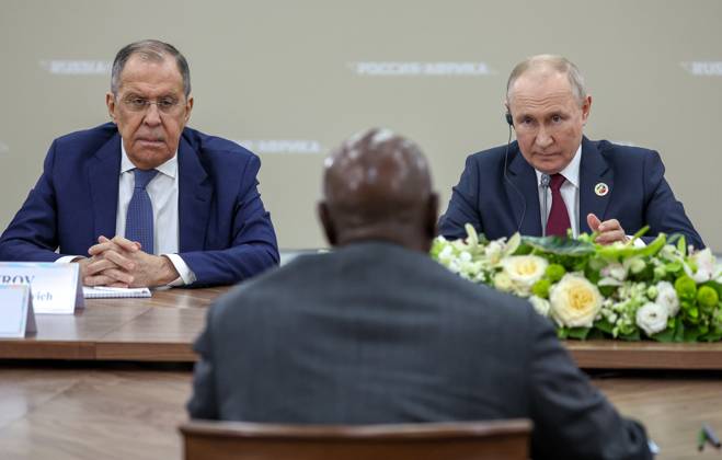 Bilder des Jahres 2023, News 07 Juli News Themen der Woche KW30 News Bilder des Tages RUSSIA, ST PETERSBURG - JULY 27, 2023: Russia s President Vladimir Putin and Foreign Minister Sergei Lavrov (R-L) during a meeting with Uganda s President Yoweri Museveni on the sidelines of the second Russia-Africa Summit at the Expoforum Convention and Exhibition Centre. Vyacheslav Prokofyev TASS Host Photo Agency  60707393