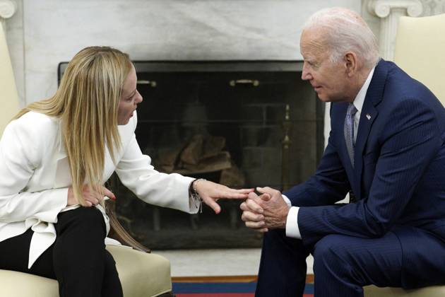 Bilder des Jahres 2023, News 07 Juli News Themen der Woche KW30 News Bilder des Tages USA, Joe Biden empfängt Giorgia Meloni in Washington Joe Biden meets with Giorgia Meloni - Washington U.S. President Joe Biden meets with Italian Prime Minister Giorgia Meloni in the Oval Office of the White House in Washington on July 27, 2023. Photo by Yuri Gripas ABACAPRESS.COM Washington DC United States  Copyright: xPool ABACAx 862182_002 Pool ABACAx 862182_002 