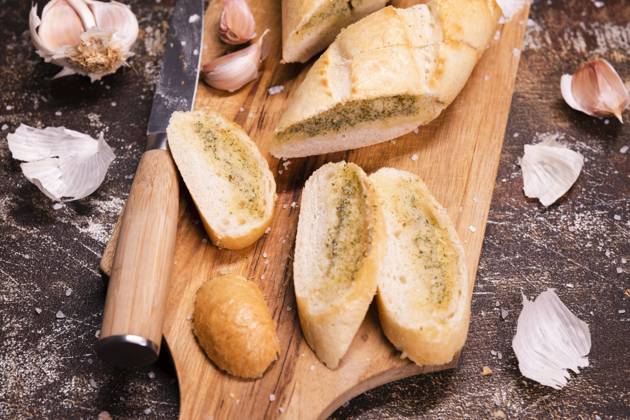 IMAGO Creative, Food, Brot, Knoblauchbrot Nahaufnahme leckeres Knoblauchbrot Tisch. Foto mit hoher Auflösung Copyright: imageBROKER OleksandrxLatkun ibxole09445962.jpg