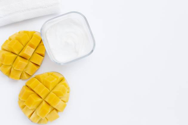 Flache Mangokörperbutter mit Kopierbereich. Foto mit hoher Auflösung Copyright: imageBROKER OleksandrxLatkun ibxole09446064.jpg