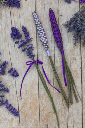 Lavendel, Schmalblaettriger Lavendel, Echter Lavendel (Lavandula angustifolia, Lavandula officinalis), Lavendelstaebe, frischer Lavendel mit Satinband umweben als Duftstaebe fuer den Waescheschrank English lavender (Lavandula angustifolia, Lavandula officinalis), lavender sticks, fresh lavender wrapped with satin ribbon for linen cupboard BLWS688371