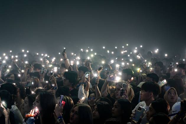 Bilder des Jahres 2023, Entertainment 07 Juli Entertainment Themen der Woche KW30 Entertainment Bilder des Tages July 29, 2023, Bangkok, Thailand: People hold up mobile phone flashlights during VERY SUMMER FEST 2023 in Bangkok. People attend VERY SUMMER FEST 2023 at BITEC (Bangkok International Trade & Exhibition Centre) in Bangkok, Thailand on July 29, 2023. performs at VERY SUMMER FEST 2023 in Bangkok. People attend VERY SUMMER FEST 2023 at BITEC (Bangkok International Trade & Exhibition Centre) in Bangkok, Thailand on July 29, 2023. Bangkok Thailand - ZUMAh236 20230729_zip_h236_048 Copyright: xMattxHuntx