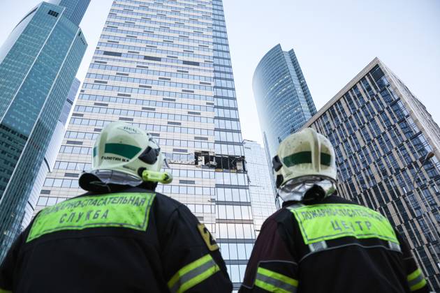 Bilder des Jahres 2023, News 07 Juli News Themen der Woche KW30 News Bilder des Tages RUSSIA, MOSCOW - JULY 30, 2023: First responders are seen at the Moscow International Business Centre (Moscow City) where explosions have hit the Oko-2 tower and a tower of the IQ-Quarter complex. Earlier, Moscow Mayor Sergei Sobyanin said the city was attacked by Ukrainian drones; according to the Russian Defence Ministry, three Ukrainian UAVs took part in the attack, one of them destroyed in the air over the Moscow Region s Odintsovo District. Moscow s Vnukovo Airport was temporarily closed for traffic amid the accident. Mikhail Tereshchenko TASS  60761330