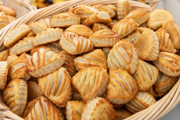 IMAGO Creative, Food, Gebäck, Apfeltaschen Apfeltaschen liegt in einem Korb auf einem Tisch bei einem Sektempfang in der Universität bereit. Mannheim Baden-Württemberg Deutschland