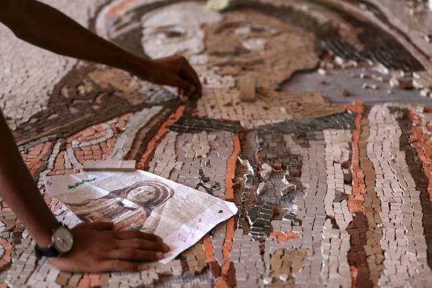 Bilder des Jahres 2023, News 07 Juli News Themen der Woche KW30 Daily Life In Gaza, Palestine A Palestinian girl arranges tiles into a mosaic mural at an association in Khan Yunis the southern Gaza Strip on July 30, 2023. Gaza Palestine  Copyright: xMajdixFathix originalFilename: fathi-notitle230730_npjmU.jpg