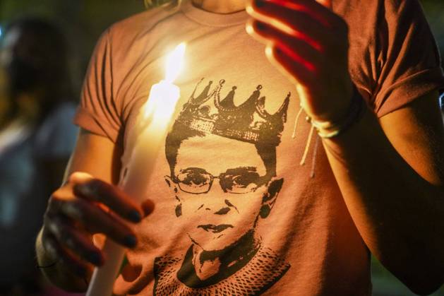 IMAGO ICONS: Ruth Bader Ginsburg September 19, 2020, St. Petersburg, Florida, USA: A t-shirt image of Ruth Bader Ginsburg is seen during a candlelit vigil outside the judicial building downtown, in honor of Supreme Court Justice Ruth Bader Ginsburg who died on Friday, on Saturday, Sept. 19, 2020 in St. Petersburg. St. Petersburg USA - ZUMAs70_ 20200919_zan_s70_034 Copyright: xMarthaxAsencioxRhinex