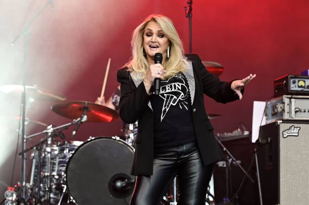 Bonnie Tyler live bei einem Konzert ihrer Between the Earth & the Stars -Tour im Hof der Kulturbrauerei. Görlitz, 04.08.2023