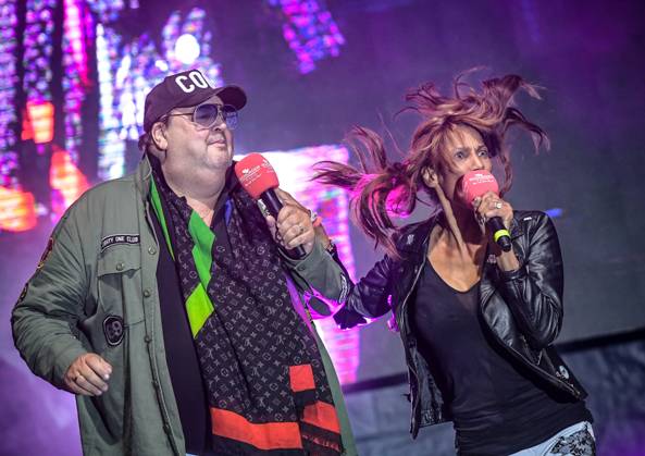 05.08.2023, xlakx, Entertainment Musik, SchlagerHammer 2023 in Oranienburg emspor, v.l. Gemeinsam mit Andreas Ellermann will Nadja Abd el Farrag groß rauskommen. Heute feiern beide beim SchlagerHammer in Oranienburg ihren ersten Schlager-Festival Auftritt bei der grossen Schlager Radio Sommerparty im Schlosspark Oranienburg. Oranienburg