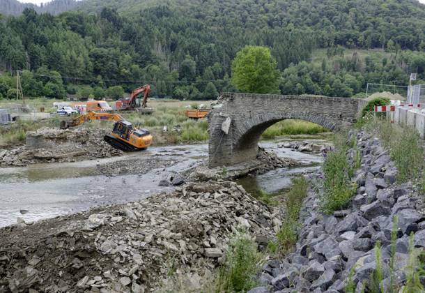DEU , DEUTSCHLAND : Nach der Flutkatastrophe im Ahrtal im Juli 2021 wird in Rech Ahr die stark beschaedigte Nepomukbruecke ( Nepomukbrücke ) abgerissen Abriss , 20.07.2023 DEU , GERMANY : After the flood disaster in the Ahr valley in July 2021 the heavily damaged Nepomuk Bridge in Rech is finally being torn down , 20.07.2023