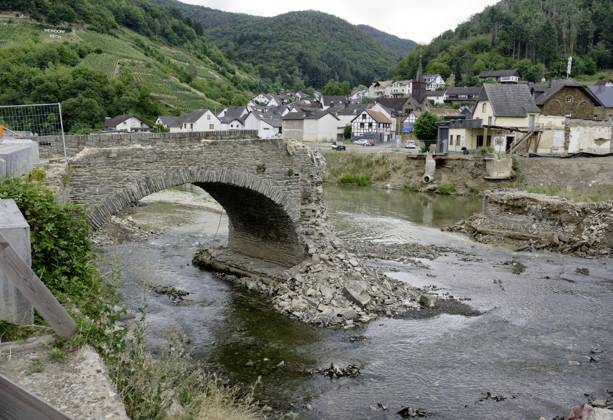 DEU , DEUTSCHLAND : Nach der Flutkatastrophe im Ahrtal im Juli 2021 wird in Rech Ahr die stark beschaedigte Nepomukbruecke ( Nepomukbrücke ) abgerissen Abriss , 20.07.2023 DEU , GERMANY : After the flood disaster in the Ahr valley in July 2021 the heavily damaged Nepomuk Bridge in Rech is finally being torn down , 20.07.2023