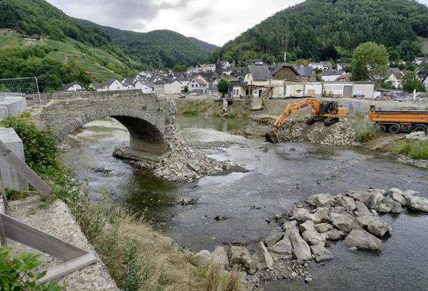 DEU , DEUTSCHLAND : Nach der Flutkatastrophe im Ahrtal im Juli 2021 wird in Rech Ahr die stark beschaedigte Nepomukbruecke ( Nepomukbrücke ) abgerissen Abriss , 20.07.2023 DEU , GERMANY : After the flood disaster in the Ahr valley in July 2021 the heavily damaged Nepomuk Bridge in Rech is finally being torn down , 20.07.2023