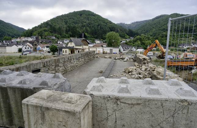 DEU , DEUTSCHLAND : Nach der Flutkatastrophe im Ahrtal im Juli 2021 wird in Rech Ahr die stark beschaedigte Nepomukbruecke ( Nepomukbrücke ) abgerissen Abriss , 20.07.2023 DEU , GERMANY : After the flood disaster in the Ahr valley in July 2021 the heavily damaged Nepomuk Bridge in Rech is finally being torn down , 20.07.2023