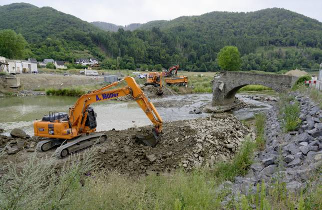DEU , DEUTSCHLAND : Nach der Flutkatastrophe im Ahrtal im Juli 2021 wird in Rech Ahr die stark beschaedigte Nepomukbruecke ( Nepomukbrücke ) abgerissen Abriss , 20.07.2023 DEU , GERMANY : After the flood disaster in the Ahr valley in July 2021 the heavily damaged Nepomuk Bridge in Rech is finally being torn down , 20.07.2023