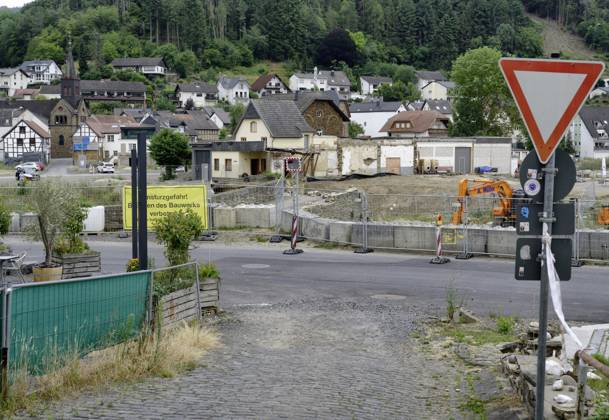 DEU , DEUTSCHLAND : Nach der Flutkatastrophe im Ahrtal im Juli 2021 wird in Rech Ahr die stark beschaedigte Nepomukbruecke ( Nepomukbrücke ) abgerissen Abriss , 20.07.2023 DEU , GERMANY : After the flood disaster in the Ahr valley in July 2021 the heavily damaged Nepomuk Bridge in Rech is finally being torn down , 20.07.2023