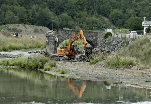 DEU , DEUTSCHLAND : Nach der Flutkatastrophe im Ahrtal im Juli 2021 wird in Rech Ahr die stark beschaedigte Nepomukbruecke ( Nepomukbrücke ) abgerissen Abriss , 20.07.2023 DEU , GERMANY : After the flood disaster in the Ahr valley in July 2021 the heavily damaged Nepomuk Bridge in Rech is finally being torn down , 20.07.2023