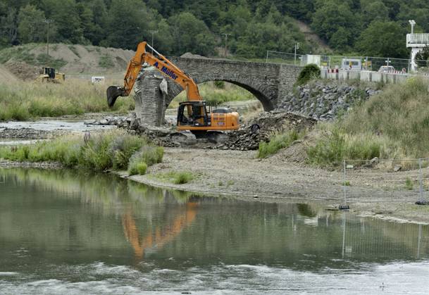 DEU , DEUTSCHLAND : Nach der Flutkatastrophe im Ahrtal im Juli 2021 wird in Rech Ahr die stark beschaedigte Nepomukbruecke ( Nepomukbrücke ) abgerissen Abriss , 20.07.2023 DEU , GERMANY : After the flood disaster in the Ahr valley in July 2021 the heavily damaged Nepomuk Bridge in Rech is finally being torn down , 20.07.2023