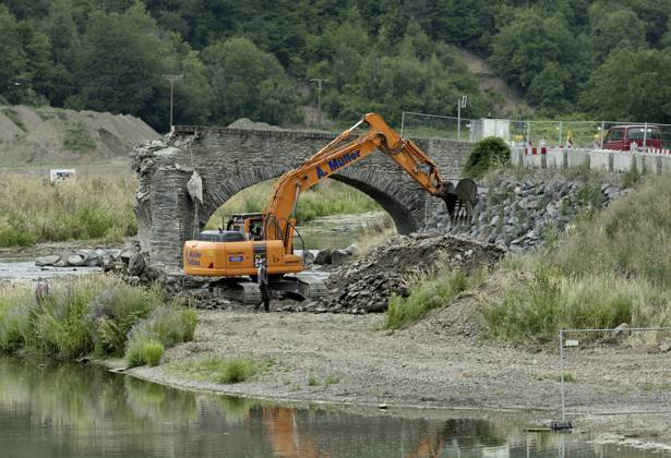DEU , DEUTSCHLAND : Nach der Flutkatastrophe im Ahrtal im Juli 2021 wird in Rech Ahr die stark beschaedigte Nepomukbruecke ( Nepomukbrücke ) abgerissen Abriss , 20.07.2023 DEU , GERMANY : After the flood disaster in the Ahr valley in July 2021 the heavily damaged Nepomuk Bridge in Rech is finally being torn down , 20.07.2023