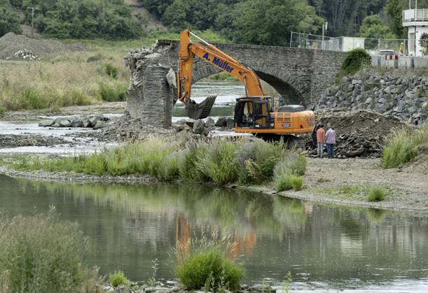 DEU , DEUTSCHLAND : Nach der Flutkatastrophe im Ahrtal im Juli 2021 wird in Rech Ahr die stark beschaedigte Nepomukbruecke ( Nepomukbrücke ) abgerissen Abriss , 20.07.2023 DEU , GERMANY : After the flood disaster in the Ahr valley in July 2021 the heavily damaged Nepomuk Bridge in Rech is finally being torn down , 20.07.2023