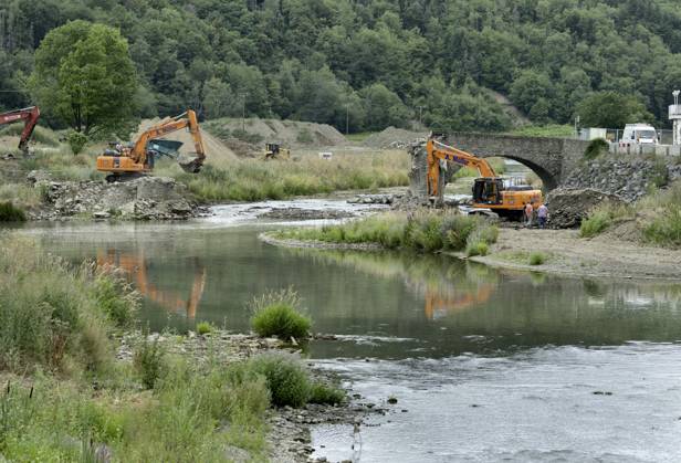 DEU , DEUTSCHLAND : Nach der Flutkatastrophe im Ahrtal im Juli 2021 wird in Rech Ahr die stark beschaedigte Nepomukbruecke ( Nepomukbrücke ) abgerissen Abriss , 20.07.2023 DEU , GERMANY : After the flood disaster in the Ahr valley in July 2021 the heavily damaged Nepomuk Bridge in Rech is finally being torn down , 20.07.2023
