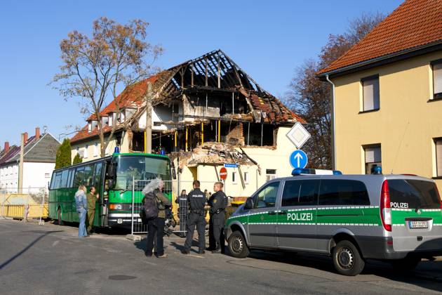 Haus der Zwickauer Terrorzelle Zwickau, DEUTSCHLAND, 09. November 2011 - 5 Tage nach der Explosion eines Wohnhauses in der Zwickauer Frühlingsstraße und dem Leichenfund von Uwe Böhnhardt und Uwe Mundlos in der Nähe von Eisenach wurden weitere Einzelheiten bekannt. Nach dem Banküberfall in Eisenach erschoss angeblich Uwe Mundlos zunächst seinen Komplizen, setzte dann das Wohnmobil in Brand und erschoss sich danach selbst. Unterdessen stellte sich am Vortag Beate Zschäpe in Jena der Polizei, sie lebte mit den beiden Rechtsextremen zusammen in Zwickau. Welche Rolle sie spielt, soll nun in weiteren Ermittlungen geklärt werden und auch die Trümmer des explodierten Wohnhauses werden derzeit vom Bundeskriminalamt nach weiteren Hinweisen durchsuch Copyright: xZoonar.com ThomasxHeckerx 3205700