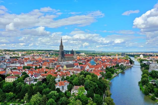Luftbild vom Ulmer Münster bei schönem Wetter Luftbild vom Ulmer Münster bei schönem Wetter Copyright: xZoonar.com WernerxThomax 17704051