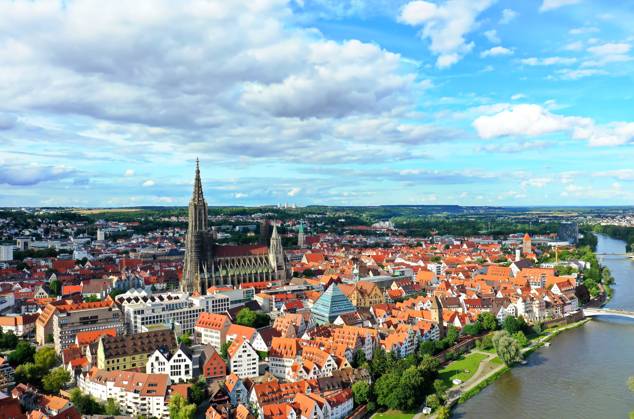 Luftbild vom Ulmer Münster bei schönem Wetter Luftbild vom Ulmer Münster bei schönem Wetter Copyright: xZoonar.com WernerxThomax 17704052