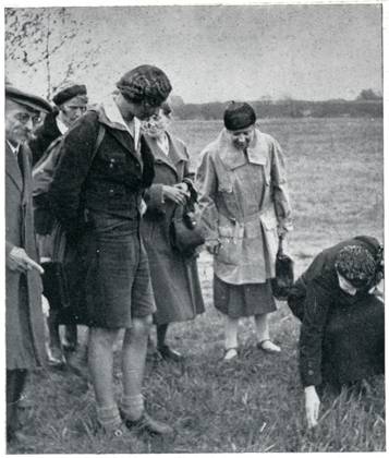 Wandervogel Movement - vegetarian hikers forage for food The leader of an expedition of vegetarian hikers gives a lecture on foraging for food ini the great outdoors. Date: 1932  Copyright: Copyrightx(c)Geminix2023.xCredit:xGemini 12548478