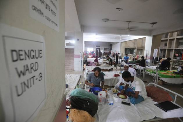 Bangladesh Confronts Surge In Dengue Cases - Dhaka People suffering from dengue fever as they admitted for treatment at a government hospital in Dhaka, Bangladesh, on August 12, 2023. The dengue outbreak in Bangladesh has taken a worrisome turn as the number of cases and fatalities continue to rise, signaling an alarming trend this year. Photo by Habibur Rahman ABACAPRESS.COM Dhaka 1100 Bangladesh Copyright: xHabiburxRahman ABACAx 863765_003 HabiburxRahman ABACAx 863765_003