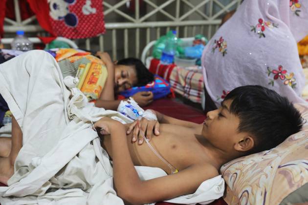 Bangladesh Confronts Surge In Dengue Cases - Dhaka People suffering from dengue fever as they admitted for treatment at a government hospital in Dhaka, Bangladesh, on August 12, 2023. The dengue outbreak in Bangladesh has taken a worrisome turn as the number of cases and fatalities continue to rise, signaling an alarming trend this year. Photo by Habibur Rahman ABACAPRESS.COM Dhaka 1100 Bangladesh Copyright: xHabiburxRahman ABACAx 863765_015 HabiburxRahman ABACAx 863765_015