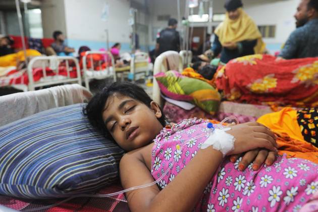 Bangladesh Confronts Surge In Dengue Cases - Dhaka People suffering from dengue fever as they admitted for treatment at a government hospital in Dhaka, Bangladesh, on August 12, 2023. The dengue outbreak in Bangladesh has taken a worrisome turn as the number of cases and fatalities continue to rise, signaling an alarming trend this year. Photo by Habibur Rahman ABACAPRESS.COM Dhaka 1100 Bangladesh Copyright: xHabiburxRahman ABACAx 863765_016 HabiburxRahman ABACAx 863765_016