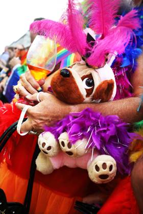 CHRISTOPHER STREET DAY 2023 - BERLIN PRIDE 2023 - CSD Berlin - Am 22. Juli 2023 zieht der CSD in Berlin unter dem bilingualen Motto BE THEIR VOICE AND OURS! ... FÜR MEHR EMPATHIE UND SOLIDARITÄT! zum 45. Mal durch die Hauptstadt. Freundeskreis von Männern, von Kopf bis Fuß in Regenbogenkleidung und Regenbogenfarben gehüllt, tragen ein gefülltes Glas in der Hand. Die bunte CSD-Parade startet als Demonstration an der Leipziger Straße und führt auf einer 7,4 Kilometer langen Strecke über den Potsdamer Platz, vorbei am Nollendorfplatz, über die Siegessäule (Großer Stern) und der Straße des 17. Juni zum Endpunkt am Brandenburger Tor. Die Veranstalter rechnen im Tagesverlauf mit bis zu 500.000 Teilnehmerinnen und Teilnehmern. *