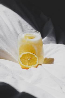 A closeup of a lemon juice with lemons on the bed *** einer closeupe des einer Zitrone Saft mit Zitronen am der Bett 4983757 RECORD DATE NOT STATED