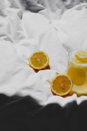A closeup of a lemon juice with lemons on the bed *** einer closeupe des einer Zitrone Saft mit Zitronen am der Bett 4983765 RECORD DATE NOT STATED