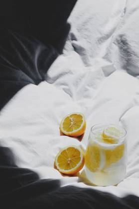 A closeup of a lemon juice with lemons on the bed *** einer closeupe des einer Zitrone Saft mit Zitronen am der Bett 4983772 RECORD DATE NOT STATED