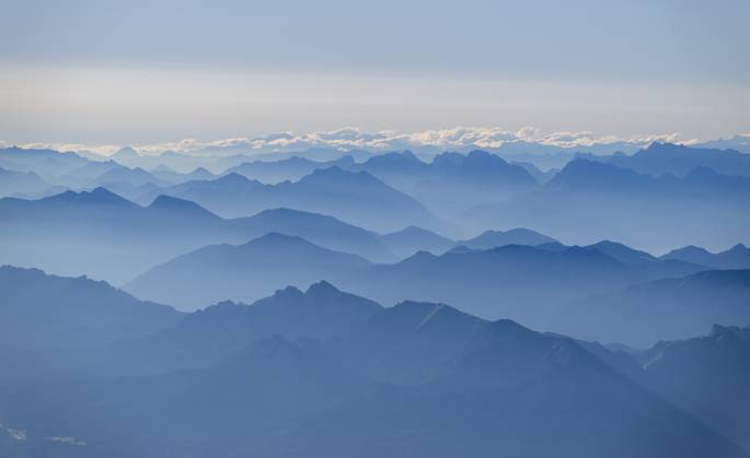 11.08.2023, Flug im Heissluftballon hoch über das Allgäuer Alpenvorland. Schön zu sehen, hunderte Berggipfel der Tiroler und allgäuer Alpen im Morgendunst. 11.08.2023, Heisslufballon im Allgäu 11.08.2023, Heisslufballon im Allgäu