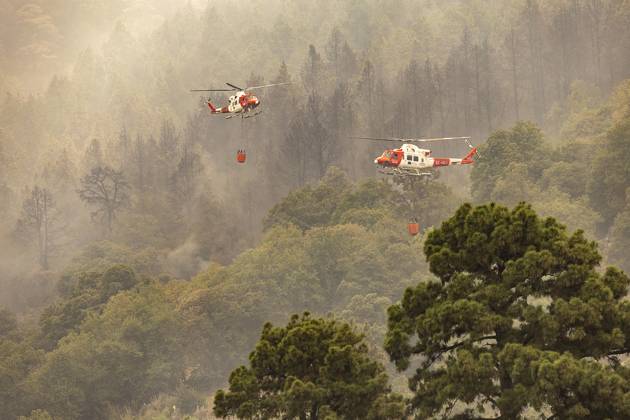 Bilder des Jahres 2023, News 08 August News Themen der Woche KW33 Tenerife Wildfire Forces Thousands to Evacuate Hydroplanes work on extinguishing the forest fire, August 19, 2023, in La Orotava, Tenerife, Canary Islands (Spain). The situation of the forest fire that started on the night of August 15 in the mountain of Arafo, on the island of Tenerife, has become more complicated in the northern area of during the last hours due to the worsening weather conditions, so that the Emergency Management of the Infoca Plan has been forced to order new evacuations in La Orotava, La Matanza, La Victoria de Acentejo, with others planned in El Sauzal, Santa Ursula and Tacoronte. The fire, although normalized, is still uncontrolled and has affected 5,000 hectares with a perimeter of 50 kilometers. Photo by Europa Pre Copyright: xEuropaxPress ABACAx 864479_014 EuropaxPress ABACAx 864479_014