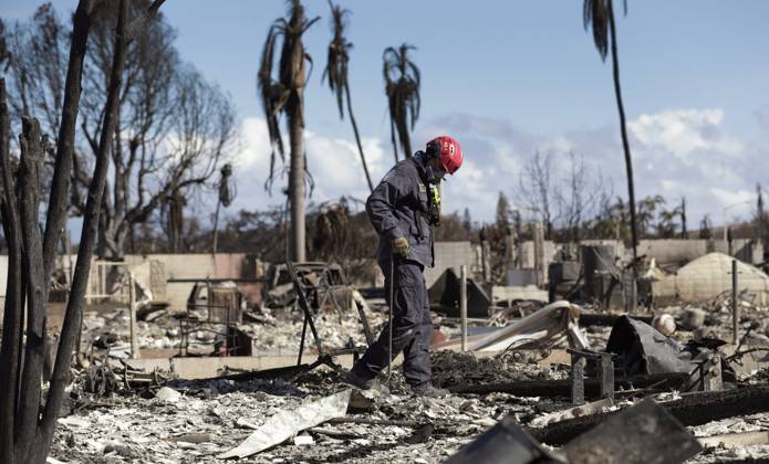 Bilder des Jahres 2023, News 08 August August 17, 2023, Lahaina, HI, United States: Urban Recovery teams comb through a neighborhood in the aftermath of wildfires that swept across Western Maui, August 17, 2023 in Lahaina, Maui, Hawaii. Wildfires fanned by high winds killed at least 100 people and destroyed thousands of homes on the island. Lahaina United States - ZUMAp138 20230817_zaa_p138_022 Copyright: xGlennxFawcett Cbpx