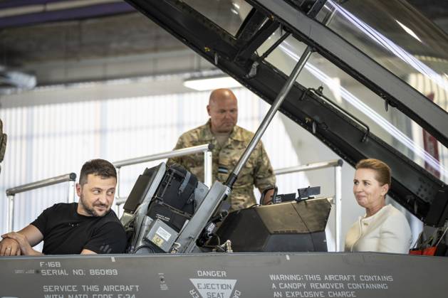 Bilder des Jahres 2023, News 08 August News Themen der Woche KW33 News Bilder des Tages Ukrainian President Volodymyr Zelenskiy and Denmarks Prime Minister Mette Frederiksen sits in a F-16 fighter jet at Skrydstrup Airbase in Vojens, Denmark, Sunday 20 August 2023 , Copyright: RitzauxScanpix MadsxClausxRasmussenx spdk20230820-174509-L