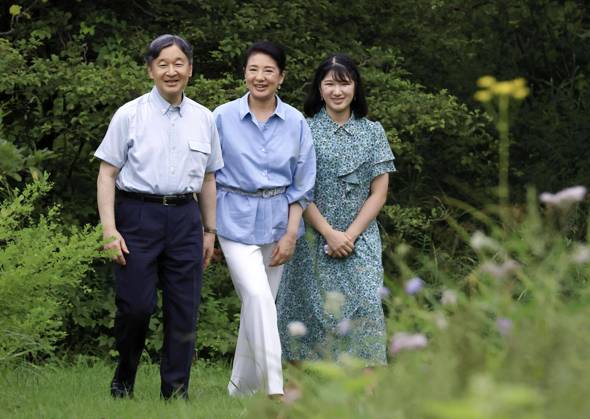 Bilder des Jahres 2023, Entertainment 08 August Entertainment Themen der Woche KW34 Entertainment Bilder des Tages Japan imperial family on summer vacation (from L) Japanese Emperor Naruhito, Empress Masako and their daughter Princess Aiko take a stroll on the premises of an imperial villa in Nasushiobara in Tochigi Prefecture, north of Tokyo, on Aug. 21, 2023, as they stay there for their summer vacation, the first time in four years after the novel coronavirus pandemic. (Pool photo)  A14AA0001780937P