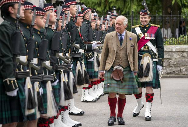 Bilder des Jahres 2023, Entertainment 08 August Entertainment Themen der Woche KW34 Entertainment Bilder des Tages King summer residence at Balmoral 2023 King Charles III inspects Balaklava Company, 5th Battalion, The Royal Regiment of Scotland, at the gates of Balmoral, as he takes up summer residence at the castle. Balmoral, Scotland, UK, 21 August 2023, Credit:Jane Barlow Avalon UK, Balmoral Copyright: xJanexBarlowx xAvalonx 0798959118