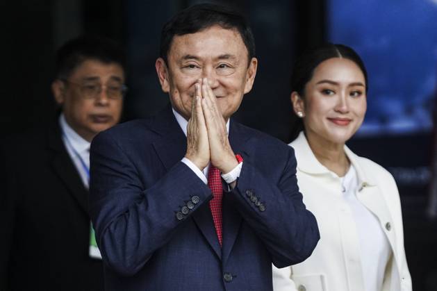 Bilder des Jahres 2023, News 08 August News Themen der Woche KW34 News Bilder des Tages Thailand, Ex-Regierungschef Thaksin Shinawatra kehrt nach 15 Jahren aus dem Exil zurück Former Thai Prime Minister Thaksin Shinawatra Returns To Thailand. Former Thai prime minister Thaksin Shinawatra (C), accompanied by his daughter and Pheu Thai Party prime ministerial candidate Paetongtarn Shinawatra and his son Panthongtae Shinawatra, greets supporters and journalists upon his arrival at Don Mueang airport in Bangkok, Thailand, 22 August 2023. Bangkok Bangkok Thailand  Copyright: xAnusakxLaowilasx originalFilename: laowilas-notitle230822_npEBi.jpg