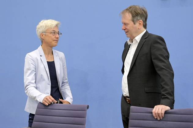 Brigitte Knopf und Hans-Martin Henning bei der Bundespressekonferenz Expertenrat für Klimafragen: Veröffentlichung der Stellungnahme zum Klimaschutzprogramm 2023 und des Prüfberichts für die Sektoren Gebäude und Verkehr im Haus der Bundespressekonferenz. Berlin, 22.08.2023