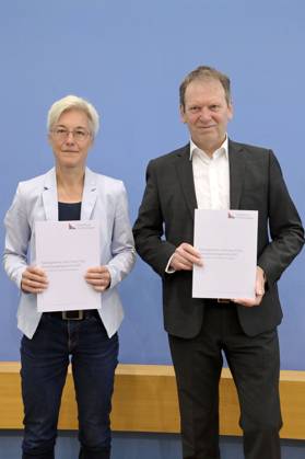 Brigitte Knopf und Hans-Martin Henning bei der Bundespressekonferenz Expertenrat für Klimafragen: Veröffentlichung der Stellungnahme zum Klimaschutzprogramm 2023 und des Prüfberichts für die Sektoren Gebäude und Verkehr im Haus der Bundespressekonferenz. Berlin, 22.08.2023