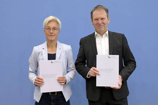Brigitte Knopf und Hans-Martin Henning bei der Bundespressekonferenz Expertenrat für Klimafragen: Veröffentlichung der Stellungnahme zum Klimaschutzprogramm 2023 und des Prüfberichts für die Sektoren Gebäude und Verkehr im Haus der Bundespressekonferenz. Berlin, 22.08.2023