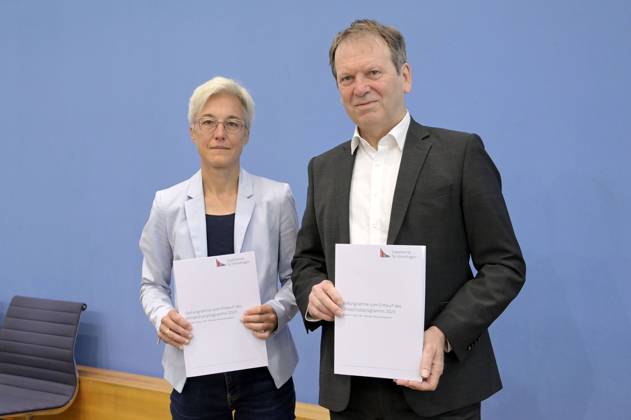 Brigitte Knopf und Hans-Martin Henning bei der Bundespressekonferenz Expertenrat für Klimafragen: Veröffentlichung der Stellungnahme zum Klimaschutzprogramm 2023 und des Prüfberichts für die Sektoren Gebäude und Verkehr im Haus der Bundespressekonferenz. Berlin, 22.08.2023