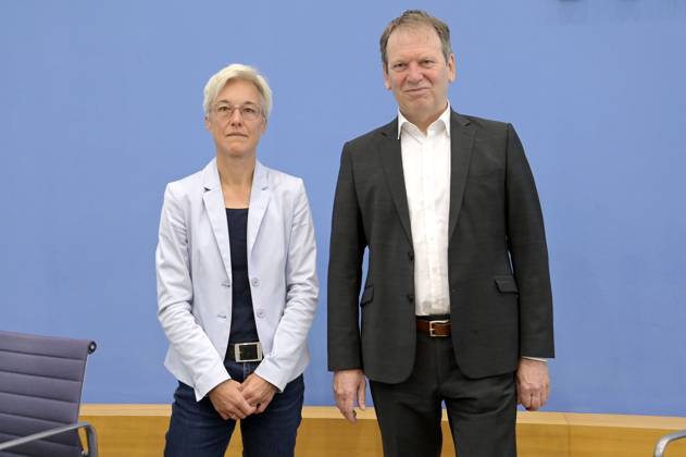 Brigitte Knopf und Hans-Martin Henning bei der Bundespressekonferenz Expertenrat für Klimafragen: Veröffentlichung der Stellungnahme zum Klimaschutzprogramm 2023 und des Prüfberichts für die Sektoren Gebäude und Verkehr im Haus der Bundespressekonferenz. Berlin, 22.08.2023