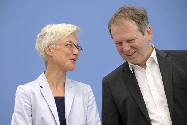 Brigitte Knopf und Hans-Martin Henning bei der Bundespressekonferenz Expertenrat für Klimafragen: Veröffentlichung der Stellungnahme zum Klimaschutzprogramm 2023 und des Prüfberichts für die Sektoren Gebäude und Verkehr im Haus der Bundespressekonferenz. Berlin, 22.08.2023