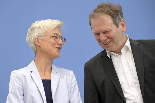 Brigitte Knopf und Hans-Martin Henning bei der Bundespressekonferenz Expertenrat für Klimafragen: Veröffentlichung der Stellungnahme zum Klimaschutzprogramm 2023 und des Prüfberichts für die Sektoren Gebäude und Verkehr im Haus der Bundespressekonferenz. Berlin, 22.08.2023